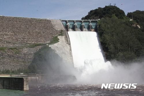 소양강댐은 지난 1973년 건설 이후 14번 수문을 개방했으며 마지막으로 수문을 개방한 것은 2017년 8월25일로 당시 소양강댐의 수위는 192.50m였다.