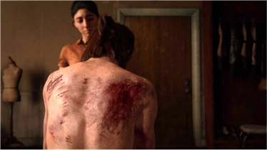 혈투의 흔적을 보여주기 위해 고난이도 제작기술이 담긴 탈의씬을 넣은 것도 좋은 디테일이다.