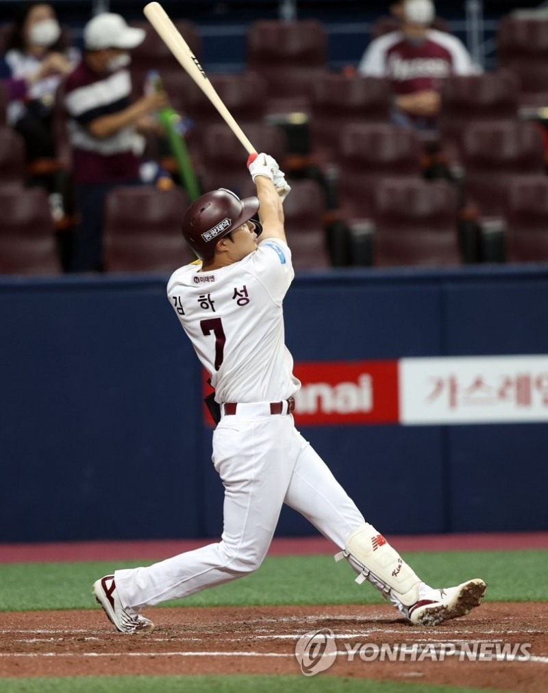 5일 서울 고척스카이돔에서 열린 2020 KBO 프로야구 kt wiz와 키움 히어로즈의 경기. 3회말 무사 1, 2루 상황 키움 김하성이 좌월 3점 홈런을 날리고 있다.