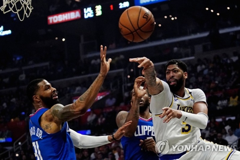 르브론 제임스를 제치고 LA 레이커스 최고의 선수로 평가받기 시작한 앤서니 데이비스(오른쪽)