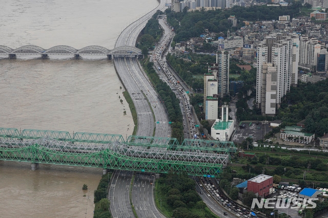 서울과 경기 등에 집중호우가 계속되는 3일 오후 팔당댐 방류 영향으로 한강 수위 상승되어 올림픽대로가 전면 통제되어 있다.