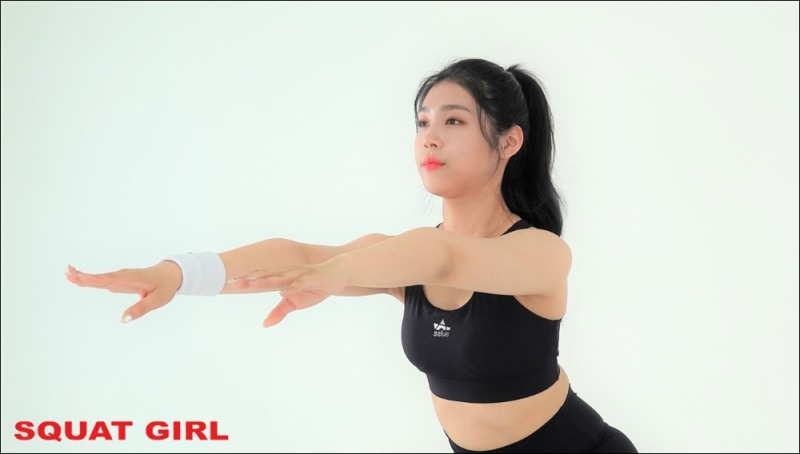 스쿼트 자세를 취하고 있는 소녀주의보 지성. 사진=스쿼트걸