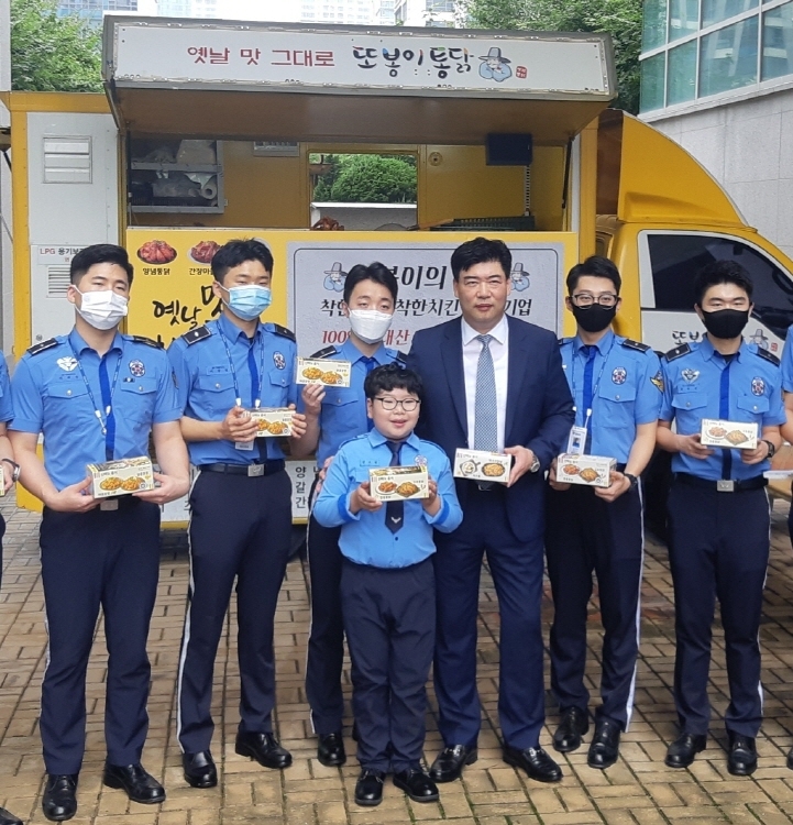 5일 인천시 연수구 해양경찰청에서 또봉이통닭 모델 임도형(왼쪽에서 네번째)군과 또봉이통닭 최종성(오른쪽 세번째)대표가 해양경찰청에 치킨을 기부하는 모습. 사진제공 : 또봉이동닭