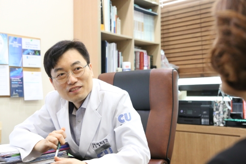 핸드폰 때문? 유독 턱살 많은 세대… 이중턱 수술 없이 안전하게 뺀다