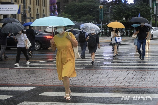 서울 등 중북부 지방에서 많게는 120㎜ 이상까지 비가 내릴 것으로 예상되는 6일 오전 서울 종로구 세종대로 사거리에서 우산을 쓴 시민들이 발걸음을 옮기고 있다. 