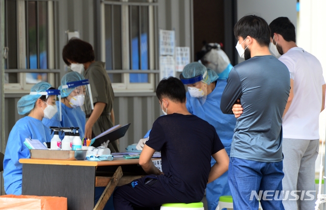 충북 청주에서 외국인발 신종 코로나바이러스 감염증(코로나19) 집단 감염이 확산하는 가운데 5일 청주 서원보건소 선별진료소에서 외국인들이 코로나19 진단검사를 받고 있다. 청주시 4개 보건소는 이 행사에 참석한 340여명을 대상으로 코로나19 진단 검사를 진행하고 있다.