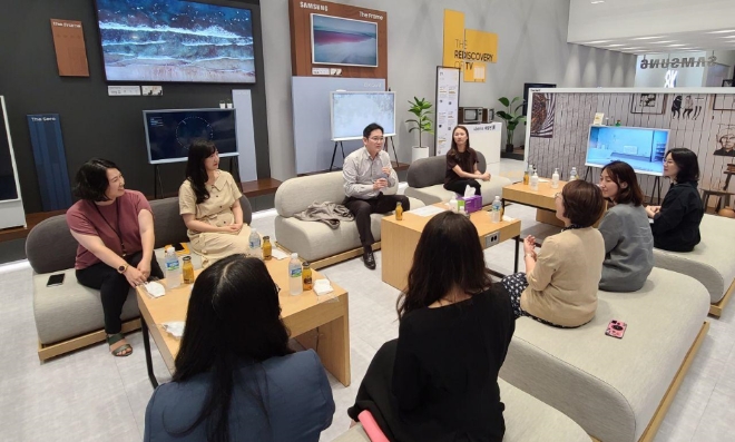 (사진=삼성전자) 이재용 부회장이 6일 삼성전자 수원사업장에서 여성 임직원들과 간담회를 갖고 코로나19 이후 직장 및 가정 생활 변화, 여성 리더십 계발 방안 등에 대한 의견을 나누는 모습