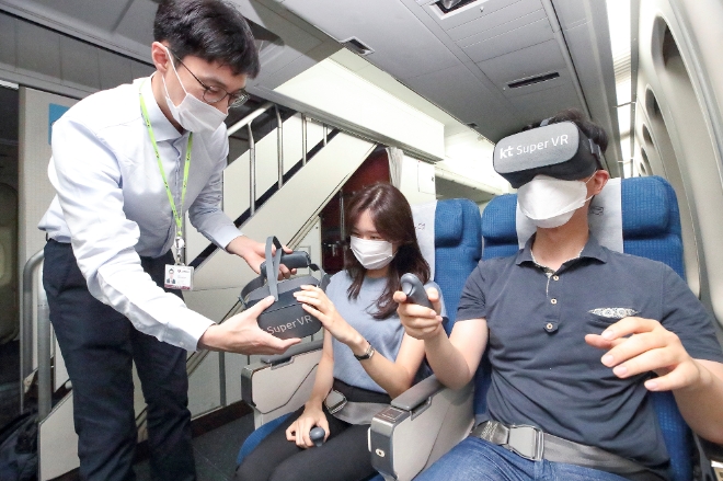 (사진=KT) KT가 6일 서울 등촌동 소재 진에어 본사에서 진에어, 한진정보통신과 업무 협약을 맺고 슈퍼VR을 기반으로 기내 VR 서비스 도입에 나선다. 사진은 기내에서 슈퍼 VR을 통해 실감미디어 콘텐츠를 즐기고 있는 고객들의 모습 