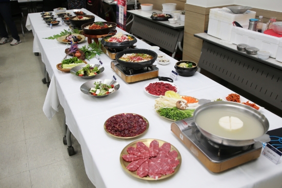 무안군은 맛집 육성 컨설팅 평가회에서 낙지, 한우, 양파 등 지역 특산물을 활용해 개발된 요리 19종을 선보였다/사진=무안군