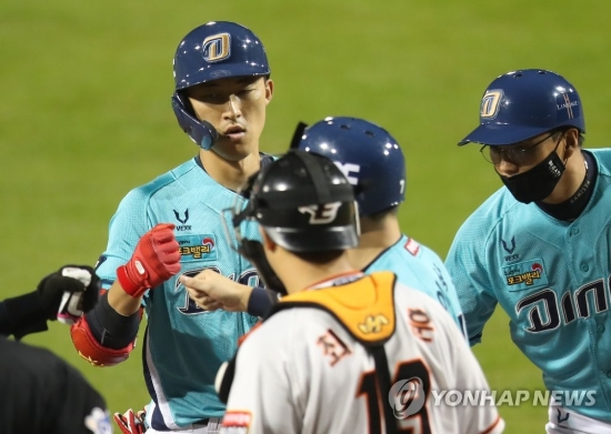 일 오후 대전시 한화생명 이글스파크에서 열린 프로야구 NC - 한화 경기. 7회 초 무사 주자 1, 3루에서 NC 노진혁이 우익수 뒤 역전 3점 홈런을 날리고 홈에서 선행주자들과 자축하고 있다.