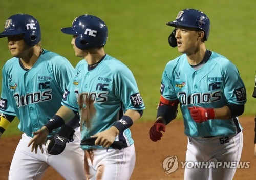 NC 노진혁(오른쪽)이 6일 대전 한화전 7회 초 무사 1, 3루에서 우측 담장을 넘어가는 역전 3점 홈런을 날리고 선행주자들과 더그아웃으로 오고 있다.