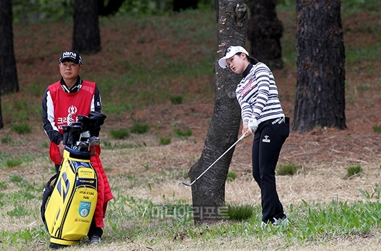 KLPGA 올 2관왕 박현경이 지난 해 KLPGA 투어에서 러프를 빠져 나오기 위해 안전하게 레이 업을 하고 있다.