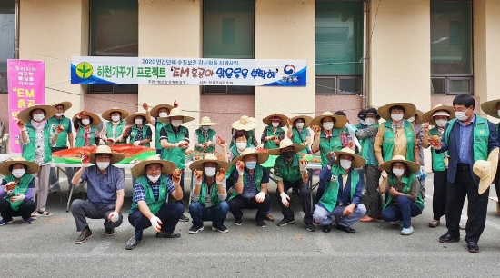 장흥군새마을회는 지난 4일 새마을 지도자 40여 명과 함께 ‘2020 깨끗한 물길 가꾸기 프로젝트’의 일환으로 EM 흙공 만들기와 EM 비누 만들기를 실시했다/사진=장흥군