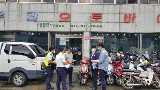 장흥군과 장흥경찰서는 미신고 이륜자동차에 의한 교통사고 등에 따른 교통 범죄를 예방하기 위해 9월부터 사용신고 단속에 나선다/사진=장흥군