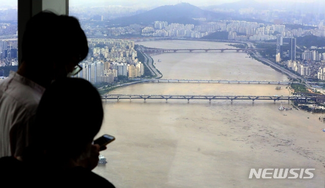 한강 본류인 한강대교에 홍수주의보가 내려진 지난 6일 서울 롯데월드타워에서 바라본 한강이 수위가 높아지고 있다.