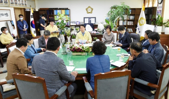 순천시의회(의장 허유인)는 지난 5일 대구광역시 수성구의회에서 순천시의회를 방문해 사회복지 관련 간담회를 가졌다/사진=순천시의회