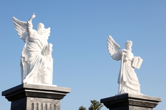 병풍도에는 한국의 산티아고라 알려진 “기적의 순례길 12사도”의 작은 예방당 건축미술 작품들과 세계적인 성상(聖像)조각가인 최바오로 작가가 조각한 12사도 천사조각상도 감상할수 있다/사진=신안군