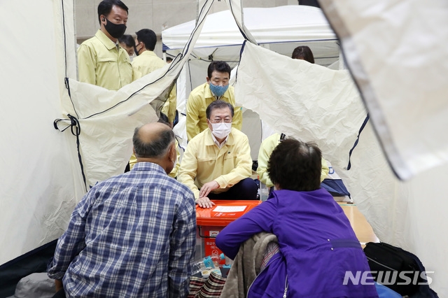 접경지역 호우피해 현장 방문에 나선 문재인 대통령이 6일 오후 경기 파주시 마지초등학교에 마련된 이재민 임시주거시설을 찾아 이재민을 위로하고 있다.
