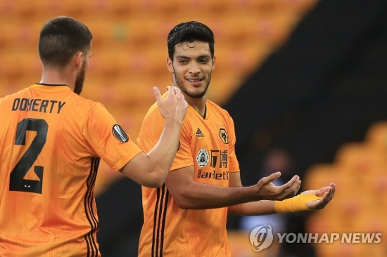 골 세리머니를 펼치는 울버햄프턴의 라울 히메네스(오른쪽)(AFP=연합뉴스)