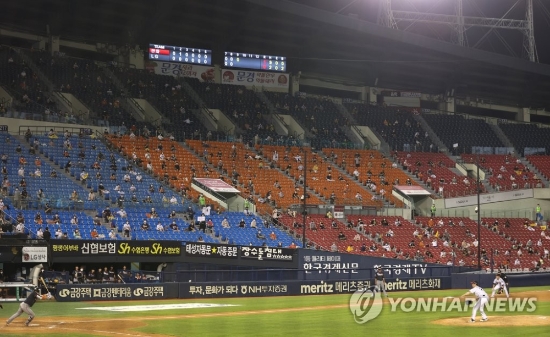 관중 거리 두기 속 야구7월 31일 오후 서울 송파구 잠실야구장에서 프로야구 한화와 LG의 경기가 펼쳐지고 있다.
