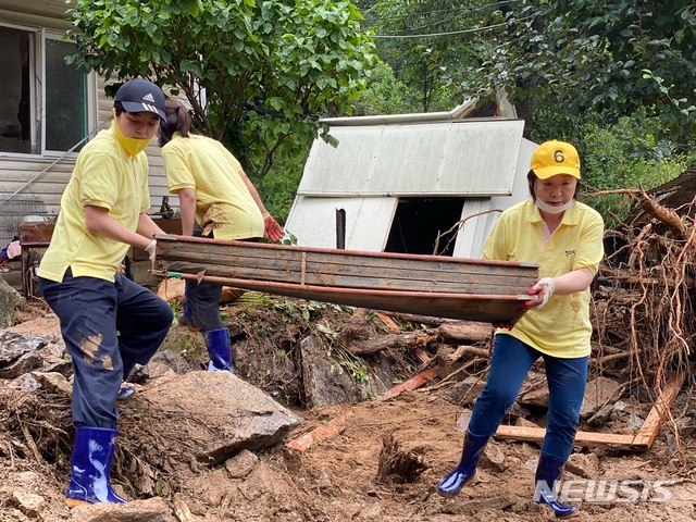 정의당 심상정 대표와 류호정 의원이 7일 경기도 안성시 죽산면을 찾아 수해 복구 활동을 돕고 있다. (사진 = 정의당 제공)