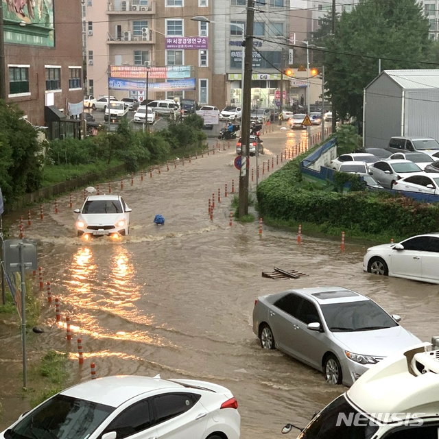 광주기상청이 7일 오후 1시40분을 기해 광주에 호우경보를 발효한 가운데 광주시 금호지구 내 도로가 폭우에 침수돼 차량들이 거북이 운행을 하고 있다. (사진= 독자 제공)