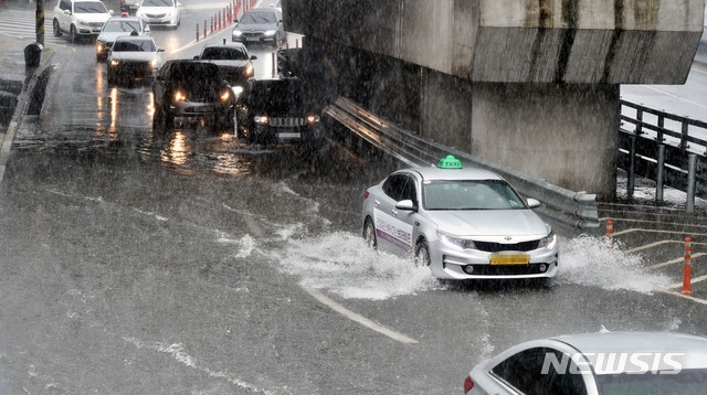 대구 지역에 호우경보가 발효된 7일 오후 대구 북구 칠성동 한 도로에서 차량들이 빗물을 가르며 주행하고 있다.