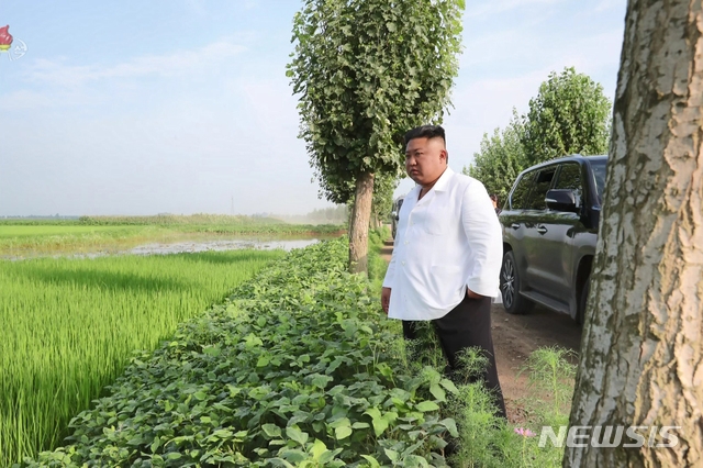 북한 조선중앙TV는 김정은 북한 국무위원장이 황해북도 은파군 대청리 일대 홍수 피해 현장을 방문, 유사시에 사용하기 위해 비축한 전시 예비 물자와 식량을 수재민 지원에 활용하도록 지시했다고 7일 보도했다. (사진=조선중앙TV 캡처)