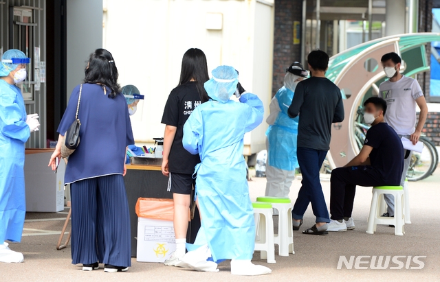 충북 청주에서 외국인발 신종 코로나바이러스 감염증(코로나19) 집단 감염이 확산하는 가운데 5일 청주 서원보건소 선별진료소에서 외국인들이 코로나19 진단검사를 받고 있다. 청주시 4개 보건소는 이 행사에 참석한 340여명을 대상으로 코로나19 진단 검사를 진행하고 있다.