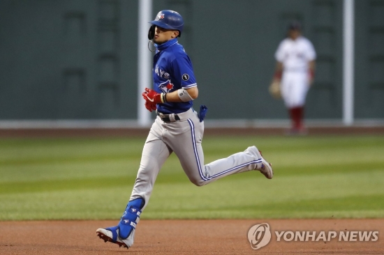선두타자 홈런 친 비지오(보스턴 AP=연합뉴스) 토론토 블루제이스 캐번 비지오가 8일(한국시간) 미국 매사추세츠 보스턴 펜웨이파크에서 열린 보스턴 레드삭스와의 방문 경기에서 1회초 선두타자 홈런을 친 뒤 그라운드를 돌고 있다.