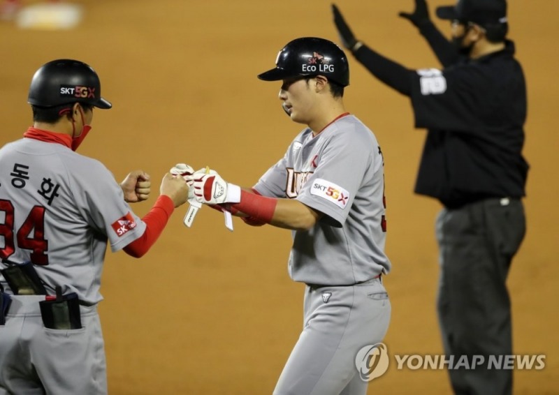 SK의 대졸신인 최지훈이 8일 삼성전에서 호타준족으로 팀의 8연패 사슬을 끊는 선봉장 역할을 했다.