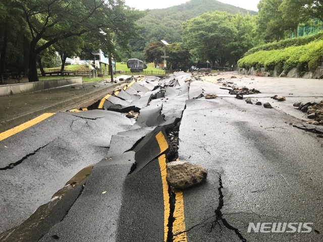 최근 집중호우로 입산이 전면 통제된 충남 천안시 태조산공원 내 등산로 도로 1㎞ 중 500m 구간이 7일 오후 형체를 앞 수 없을 정도로 파손돼 있다. 지난 3일 최대 시우량(한 시간 단위의 강우량)이 85㎜를 기록한 천안에서는 1일부터 7일까지 강수량 누계가 평균 273㎜를 기록했다.