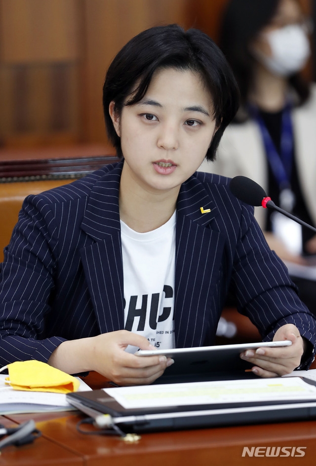류호정 정의당 의원이 지난 6월16일 서울 여의도 국회에서 열린 산업통상자원중소벤처기업위원회에서 인사말을 하고 있다.