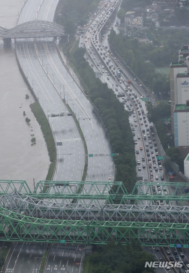 계속되는 집중호우로 팔당댐 방류량이 늘면서 9일 오후 1시부터 올림픽대로 일부구간 통제가 시작돼 우회하려는 차량들로 노들길이 정체되고 있다.