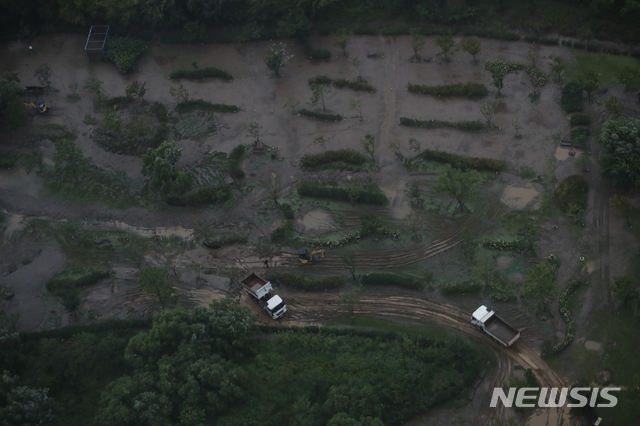 서울 호우경보가 발효된 9일 토사가 흘러들어온 여의도 한강공원에서 차량과 포크레인이 복구작업을 하고 있다. 
