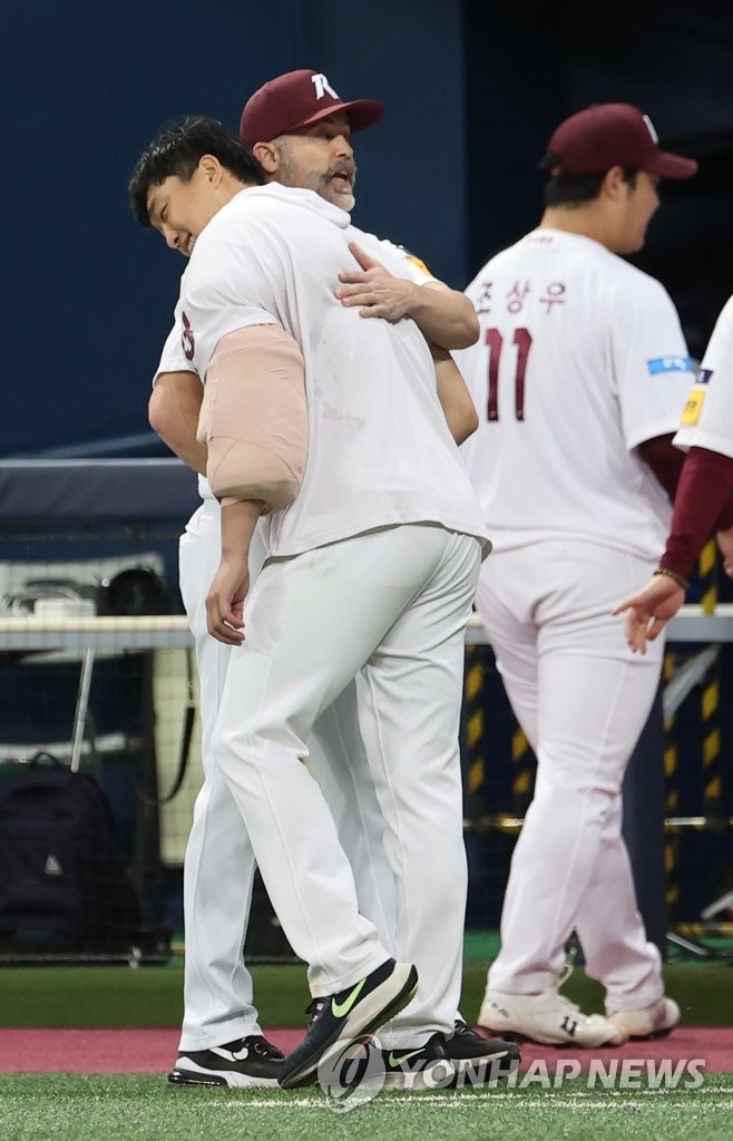 9일 LG전에서 7이닝 3피안타 7탈삼진 1실점의 쾌투를 보인 이승호가 40일만에 승리를 거둔 뒤 나이트 코치의 축하를 받고 있다.