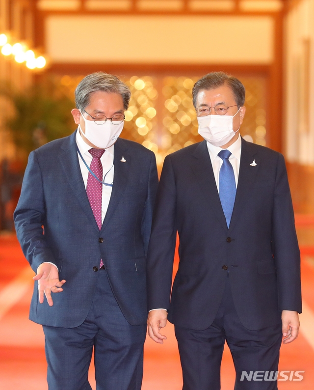 문재인 대통령과 노영민 비서실장이 7일 청와대 본관에서 열린 윤종인 신임 개인정보보호위원장 임명장 수여식에 참석하고 있다.