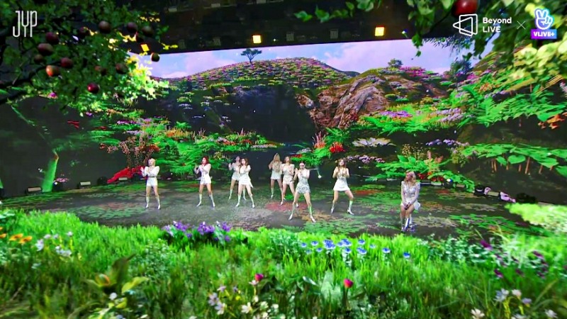 트와이스(TWICE) 126개국 팬들과 함께한 첫 온라인 콘서트 성료 "글로벌 팬들과 한마음 한뜻 된 행복한 시간"