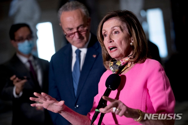 민주당의 낸시 펠로시 하원 의장은 9일(현지시간) 도널드 트럼프 대통령이 신종 코로나바이러스 감염증(코로나19) 사태에 대응하기 위한 추가 경기부양책을 일방적으로 승인한 데에 "허상(illusions)"이라고 비난하며 사실상 실행조차 불가능하다고 지적했다. 사진은 지난 7일 워싱턴 의회에서 기자들의 질문에 답변하는 펠로시 의장의 모습.
