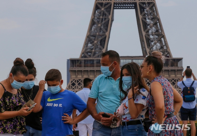 9일(현지시간) 이탈리아 관광객들이 파리 에펠탑 앞에서 마스크를 착용한 채 모여 이야기를 나누고 있다. 이날 미국의 신종 코로나바이러스 감염증(코로나19) 환자가 500만명을 넘어선 데에 유럽 각국은 놀라움과 경각심을 표하고 있다고 AP통신은 전했다.