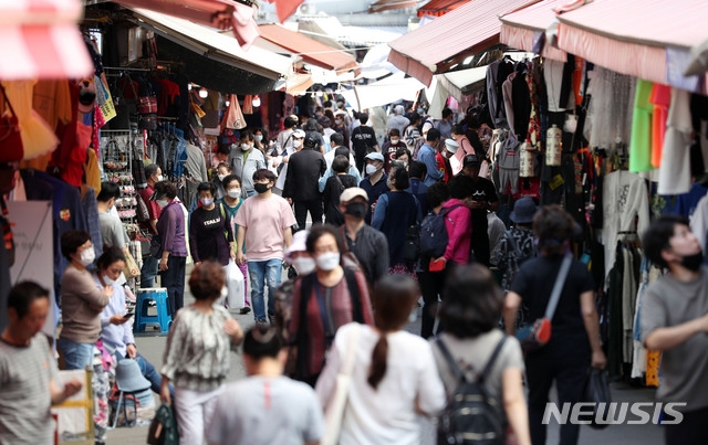 지난 6월1일 서울 중구 남대문시장에서 상인들과 방문객들로 북적이고 있다. (사진=뉴시스 DB)