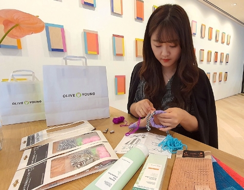 CJ올리브영, 친환경 파우치 만들기 봉사활동... "클린뷰티 가치 나눠요"