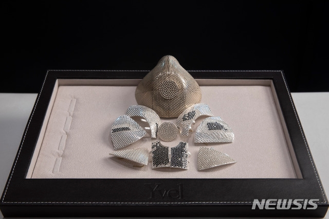 이스라엘 예루살렘 인근 모트자에 있는 보석회사 이벨에 전시돼있는 다이아몬드 마스크의 모델과 부속품들. 150만달러짜리 이 마스크를 미국에 거주하는 중국 사업가가 주문했다고 회사 측은 밝혔다.