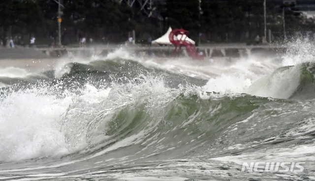 제5호 태풍 '장미'가 북상함에 따라 부산지역에 태풍주의보가 발효된 10일 오후 해운대해수욕장에 거센 파도가 몰아치고 있다.