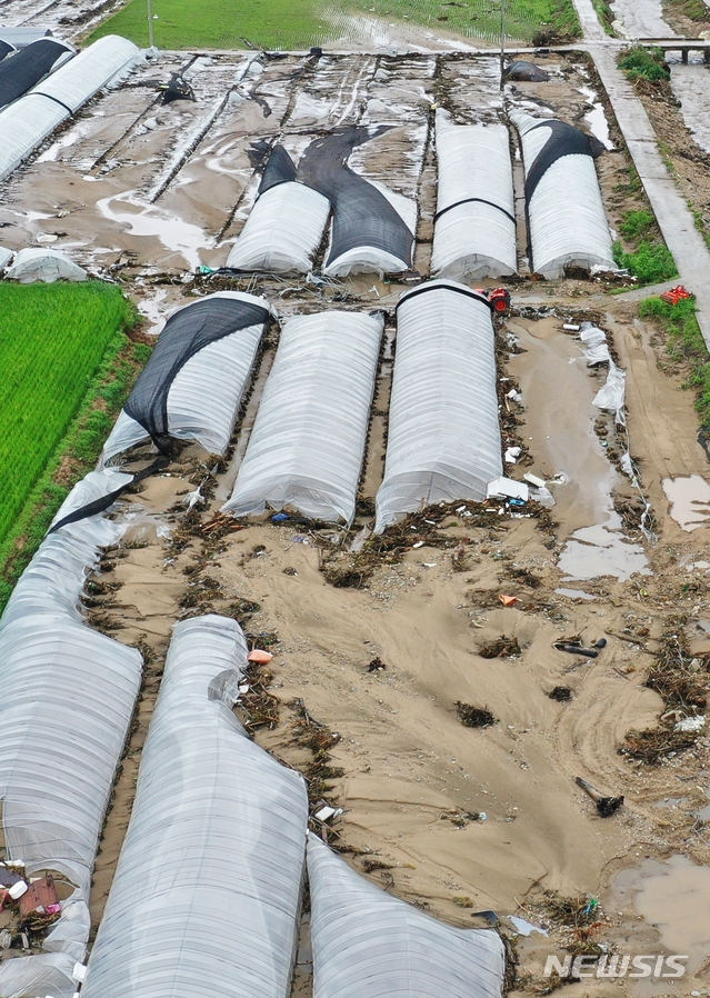 6일 오전 집중호우로 피해를 입은 경기 이천시 율면 산양리의 한 비닐하우스가 밀려든 토사로 뒤덮혀 있다.