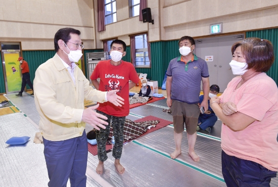 이용섭 광주광역시장이 10일 오후 광산구 임곡초등학교 강당에 마련된 임시 대피소를 방문해 집중호우로 피해를 입은 주민들의 애로사항을 청취하고 있다./사진=광주광역시