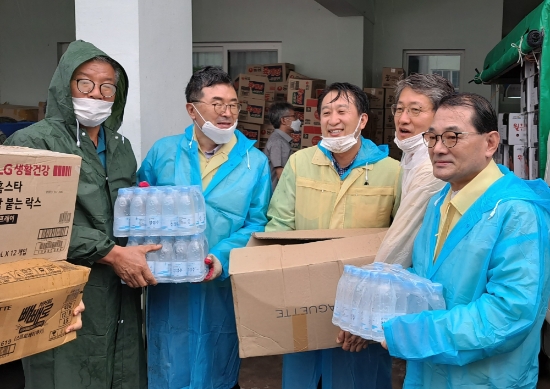 구례군청을 방문한 허유인 의장을 비롯한 순천시의회 의원들은 준비해간 구호품을 전달했다/사진=순천시의회