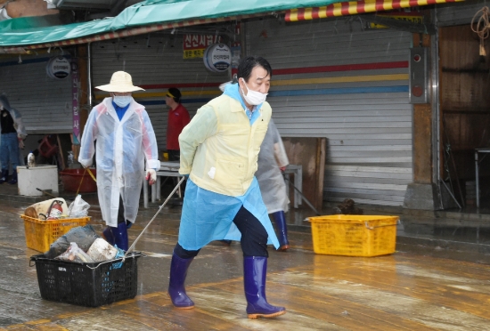 순천시의회 허유인 의장이 구례 수해현장에서 침수 쓰레기를 치우고 있다/사진=순천시의회
