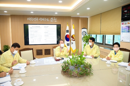 허석 시장은 10일 아침 긴급간부회의를 소집하고 호우피해 상황과 복구현황을 보고 받은 후 황전면 피해를 신속히 복구하고 피해가 큰 구례지역을 적극 지원하라고 지시했다/사진=순천시