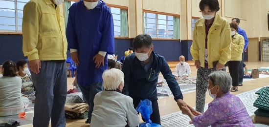 서동용 의원(더불어민주당, 전남 순천시·광양시·곡성군·구례군 을)이 "수해피해지역 상황 점검 및 이재민을 격려 하고있다/사진=서동용의원실